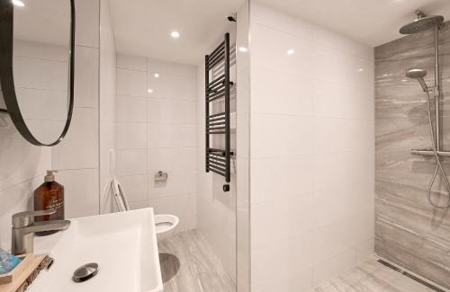 Stratum Apartment | The Art Gallery - Theo's Loft - By T&S