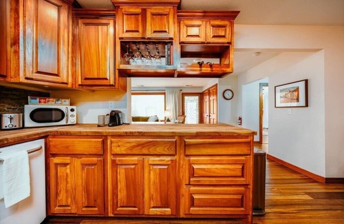 Fayetteville House | The Artist's Retreat