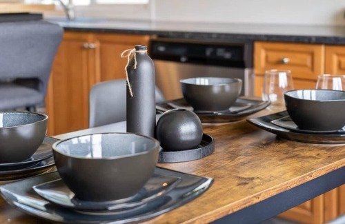 Drumheller House | The Atlas | Sleeps 7 | 65 " TV | King Sized Bed |