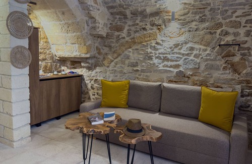 Corato House | The Aura Stone Room: an oasis of charm, nestled in the heart of Corato in Puglia.