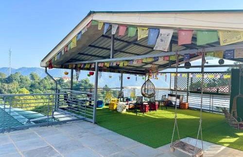 Kumarhatti Villa | The Auriga 3BHK Fully Entair Villa with Bonfire in kasauli I Pvt Stay I Open Air Terrace I Kitchen Livingroom I Lawn Bonfire I Gaming Zone