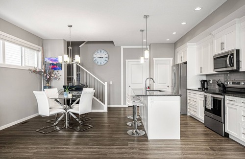 Cochrane House | The Aurora Abode w/Private Hot Tub - Upper Suite