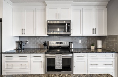 Cochrane House | The Aurora Abode w/Private Hot Tub - Upper Suite