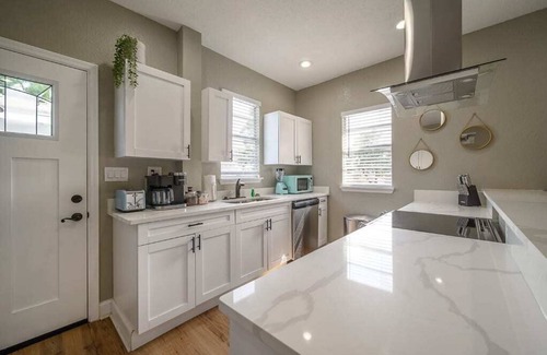 Tampa Apartment | "The Aviator Flat" - 3BR Apt|Fire Pit|Grill