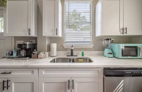 Tampa Apartment | "The Aviator Flat" - 3BR Apt|Fire Pit|Grill