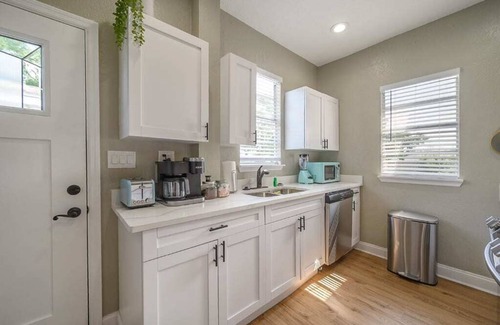 Tampa Apartment | "The Aviator Flat" - 3BR Apt|Fire Pit|Grill