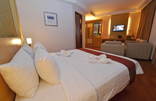 Padang Hotel | The Axana Hotel