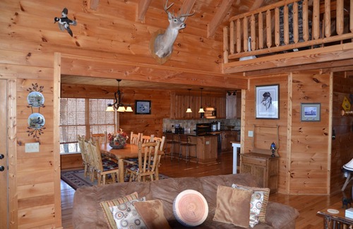 Boomer Cabin | The B's Hive, 3 BR+Loft, 3-1/2 BA, Pool Table, Views