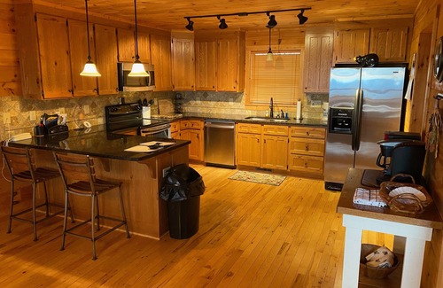 Boomer Cabin | The B's Hive, 3 BR+Loft, 3-1/2 BA, Pool Table, Views