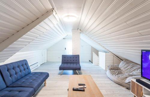 Brooklawn - St. Vincent Apartment | The B&W Haven 3BR private office by LI Ferry