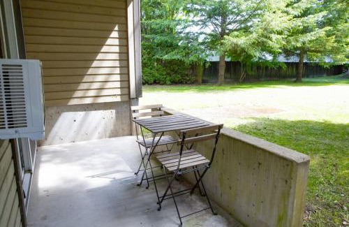 Harrison Hot Springs Apartment | The Backyard at Cedar Springs Walk to Lake and Hot Springs