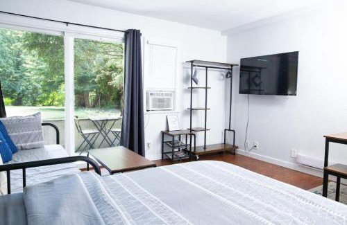 Harrison Hot Springs Apartment | The Backyard at Cedar Springs Walk to Lake and Hot Springs