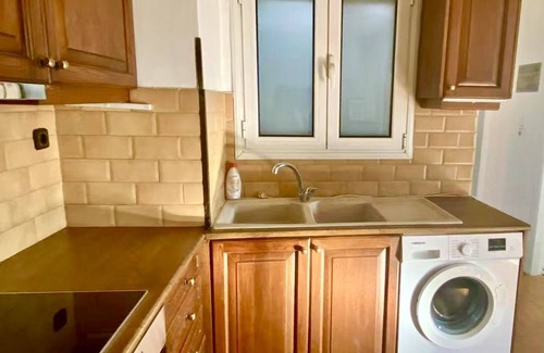 Kinosargous Apartment | The balcony overlooks the Acropolis close to attractions and supermarket