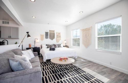 Central City Apartment | The Barber Loft-Close to Downtown 35 Mins to Ski