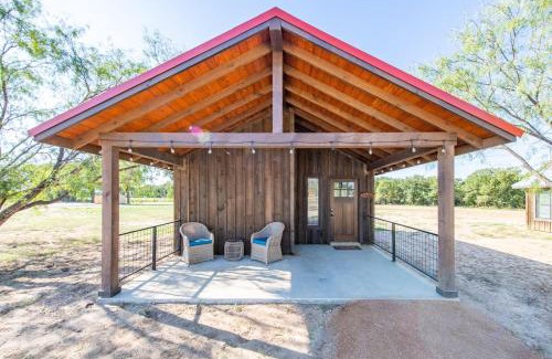 Elm Mott Ski Chalet | The Barn Swallow Cabin 15MIN to Magnolia Baylor