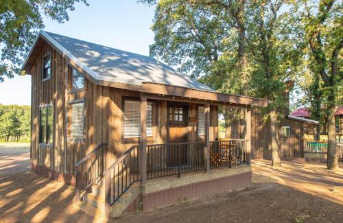 Elm Mott Ski Chalet | The Barn Swallow Cabin 15MIN to Magnolia Baylor