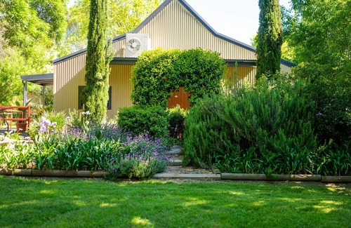 Bombowlee Cottage | The Barn Tumut River