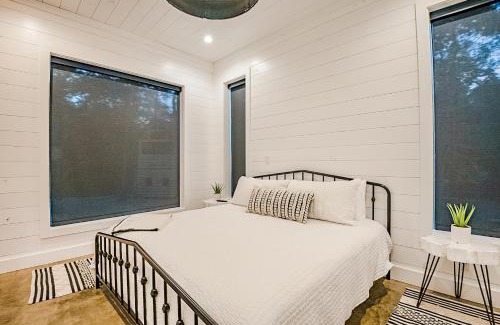 Broken Bow House | "The Barndo" 4BR Luxury Cabin, Hot Tub, Fire Pit, Bunks, Arcades, Playhouse!