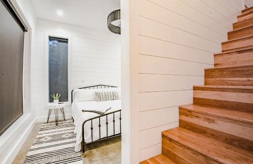 Broken Bow House | "The Barndo" 4BR Luxury Cabin, Hot Tub, Fire Pit, Bunks, Arcades, Playhouse!
