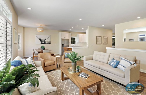 Williams Bay House | The Bay Constellation -Walk to Yerkes |Firepit |Pool Table|New Construction