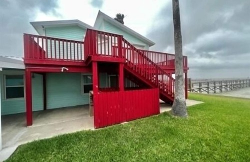 Port Mansfield House | The Bay View. 3 Bedroom, 3 Bath. Private Lighted Fishing Pier.