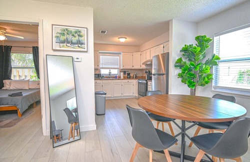 North Hyde Park Villa | The Bayside Retreat – Modern 2BR Villa Near Downtown Tampa w/Parking & Wi-Fi