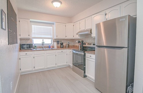 North Hyde Park Villa | The Bayside Retreat – Modern 2BR Villa Near Downtown Tampa w/Parking & Wi-Fi