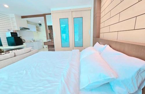 Ban Bang Saen Hotel | The beach bangsaen condo daily room Poolside