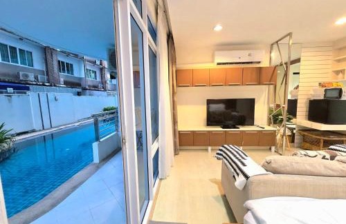 Ban Bang Saen Hotel | The beach bangsaen condo daily room Poolside