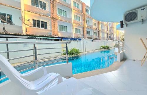 Ban Bang Saen Hotel | The beach bangsaen condo daily room Poolside