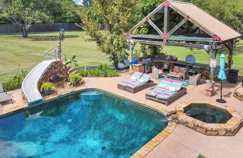 Canton Apartment | The Beach Comber - Private Room w/Pool & Hot Tub, Beach Comber - Private Room w/Pool & Hot Tub