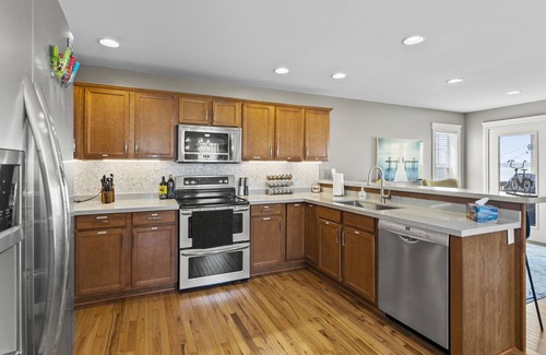 Amherstburg House | The Beach House w Hot Tub & Private Beach!