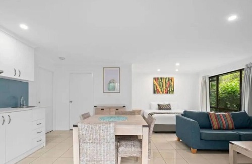 Mid North Coast Waterfront Apartment | The Beach Hut @ Annuka
