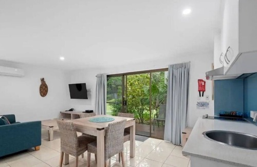 Mid North Coast Waterfront Apartment | The Beach Hut @ Annuka