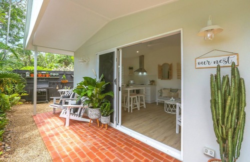 Clifton Beach House | The Beach Nest- Cosy Beachside Escape | Balcony, Full Kitchen & Free Wi-Fi