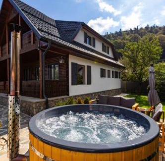 Busteni Ski Chalet | The Bear Chalet with Private Hot Tub