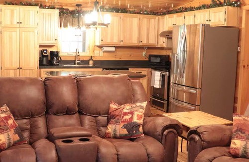 Saxton Cabin | The Bear Den - Spacious Cabin with Covered Boat Storage 5 miles to Raystown Lake