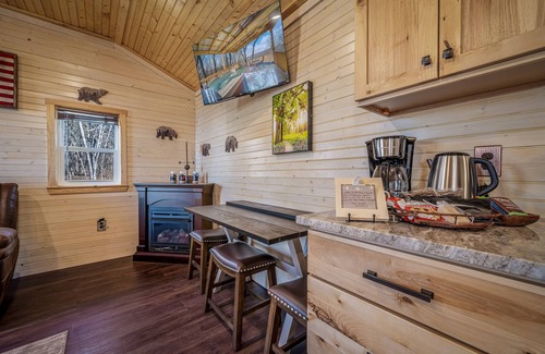 Fort Payne Cabin | The Bear Necessities Cabin | On Brow | Hot Tub | WiFi | Fire Pit | Dog Friendly