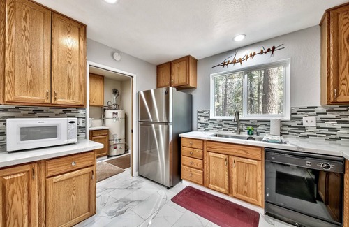 North Upper Truckee Cabin | The Bear's Den: Pet Friendly, Game Room Loft, Bunks, 6 Guests+Extra Kids 5 Years Old and Younger