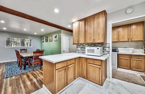 North Upper Truckee Cabin | The Bear's Den: Pet Friendly, Game Room Loft, Bunks, 6 Guests+Extra Kids 5 Years Old and Younger