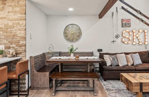 Village at Camelback House | The Bears Den by AvantStay Prime Location Renovated w Movie Game Room
