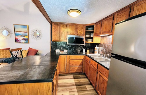 Mid America Condo | The Bee's Knees'