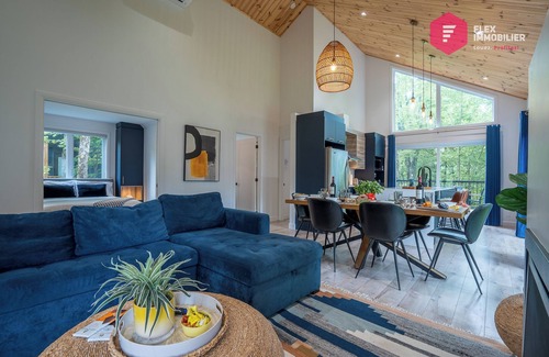 Pont-Rouge Ski Chalet | The Bellevue in Portneuf/Private SPA, 65” TV, Sonos, Pool, Sauna, Billiards