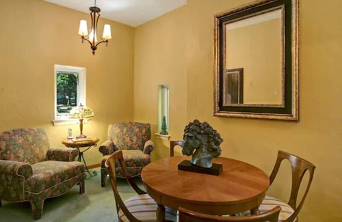 Jamestown Bed & Breakfast | The Belvedere Room at The Oaks Hotel-Queen Bed