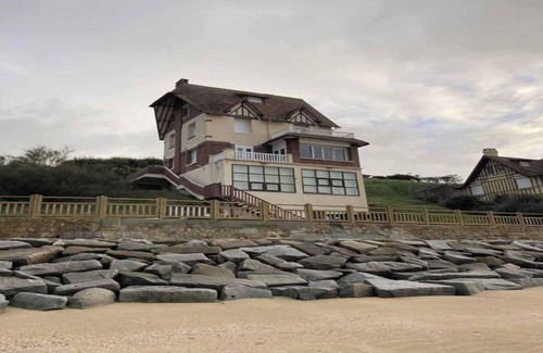 Benerville-sur-Mer Apartment | The Benervilloise villa with its feet in the water