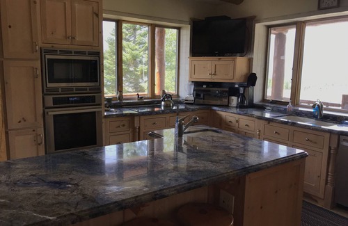 West Yellowstone Cabin | The Best & Coziest Cabin for Big Families/Groups in West Yellowstone!