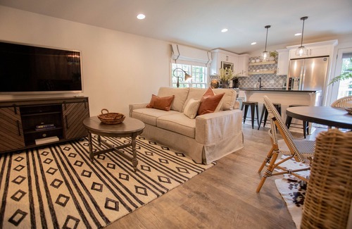 Franklin Apartment | The best of Franklin! Beautiful listing on private acreage & minutes to downtown