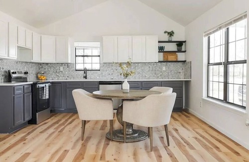 Central Oklahoma City House | The Bethany Bungalow a Charming 3-bedroom house: WiFi, AC in welcoming Bethany