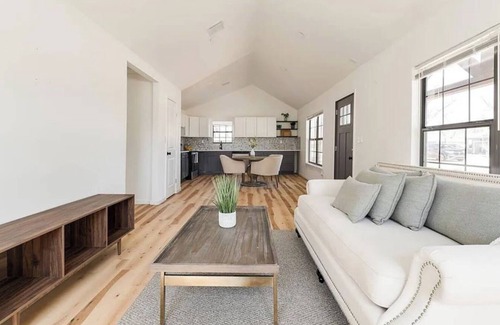 Central Oklahoma City House | The Bethany Bungalow a Charming 3-bedroom house: WiFi, AC in welcoming Bethany
