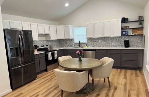 Central Oklahoma City House | The Bethany Bungalow a Charming 3-bedroom house: WiFi, AC in welcoming Bethany